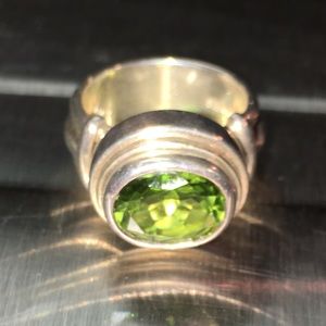 Revé 9x12mm faceted PERIDOT OVAL RING 
SIZE 7.5
